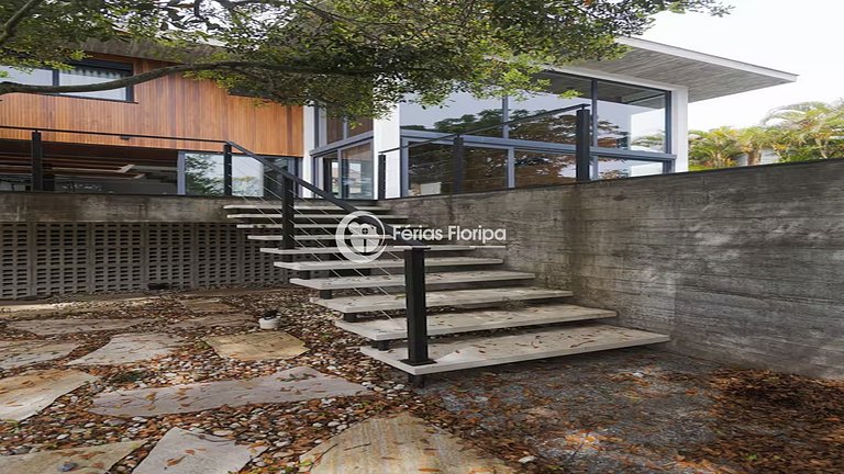 Casa de Alto Padrão com Piscina na Lagoa da Conceição