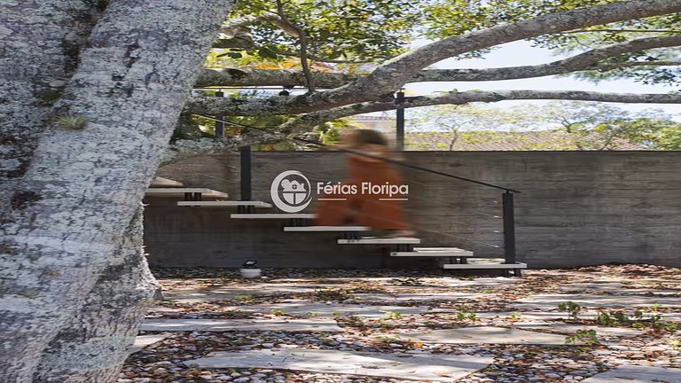 Casa de Alto Padrão com Piscina na Lagoa da Conceição