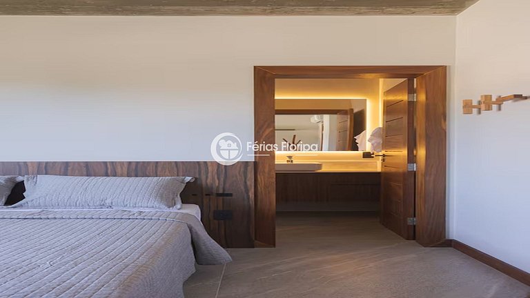 Casa de Alto Padrão com Piscina na Lagoa da Conceição