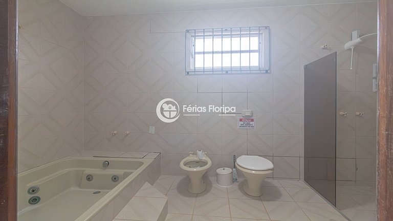 Casa com Piscina e Área Gourmet na Armação