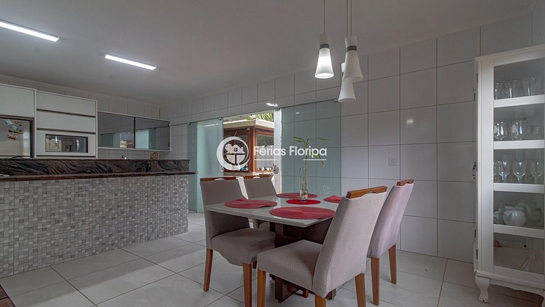 Casa com Piscina e Área Gourmet na Armação