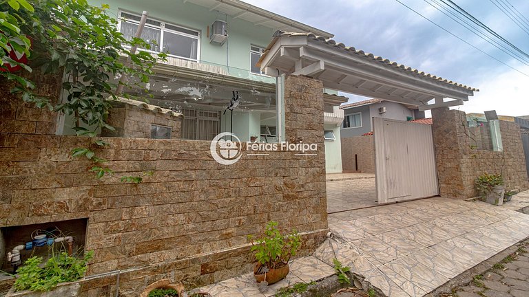 Casa com Piscina e Área Gourmet na Armação