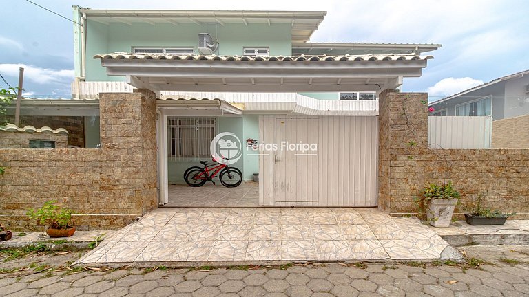 Casa com Piscina e Área Gourmet na Armação